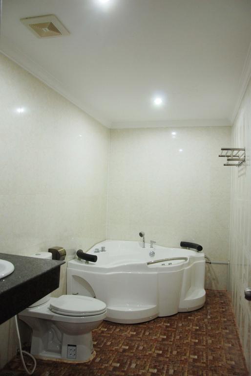 เอเมอรัลด์ บีบี บาตัมบัง โฮเต็ล Hotel พระตะบอง ภายนอก รูปภาพ