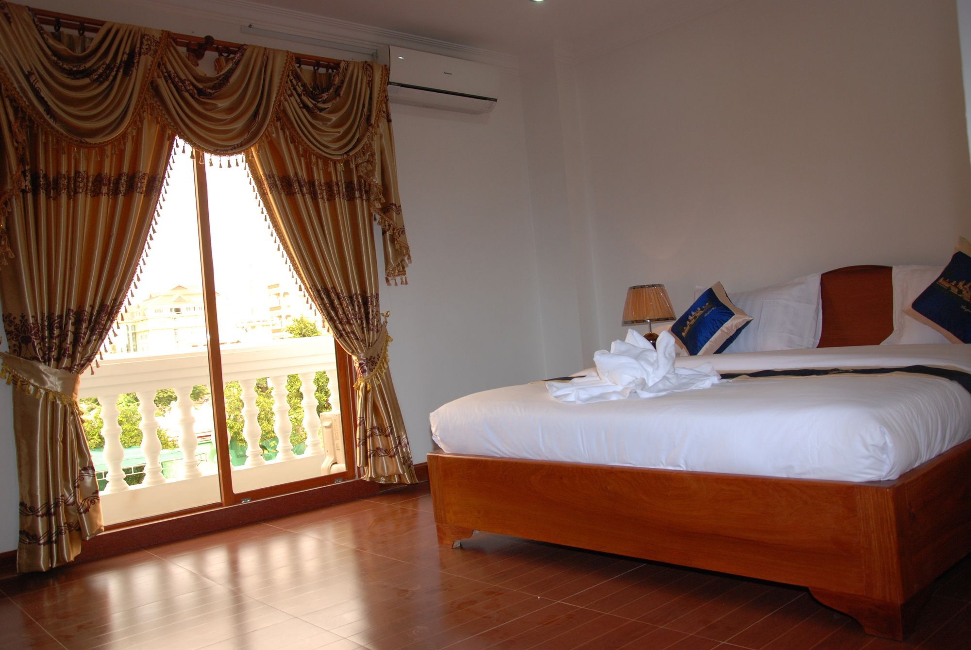 เอเมอรัลด์ บีบี บาตัมบัง โฮเต็ล Hotel พระตะบอง ภายนอก รูปภาพ